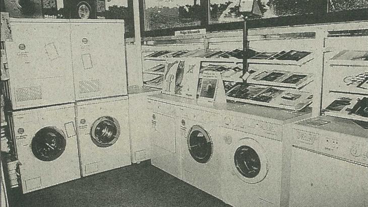 Geschäft vorne:Hier fand man diverse Waschmaschinen und Wäschetrockner schön aufgereiht, dahinter die Prospekte der verschiedensten Hersteller.